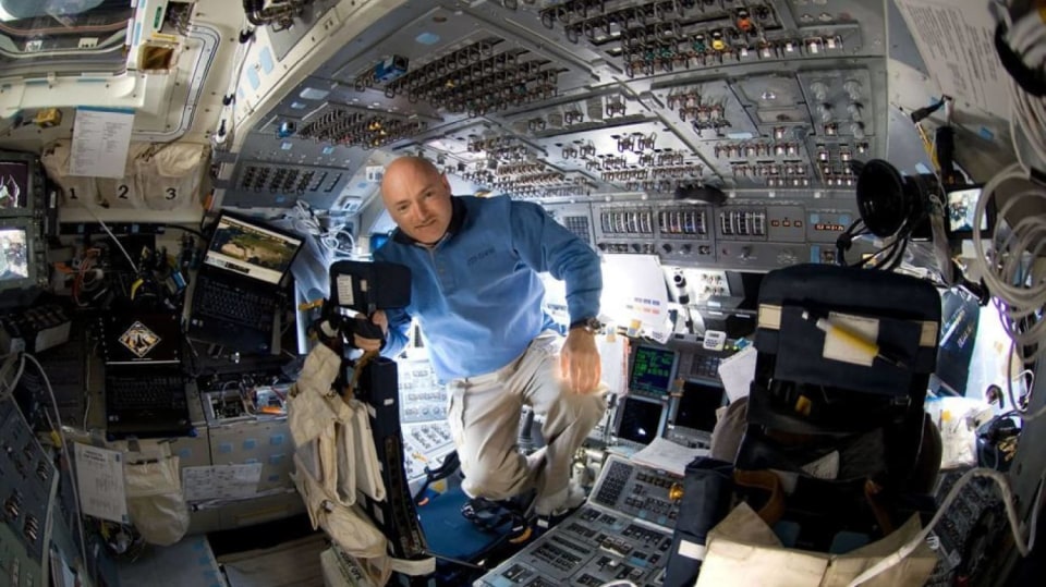 Mark Kelly v kabině raketoplánu